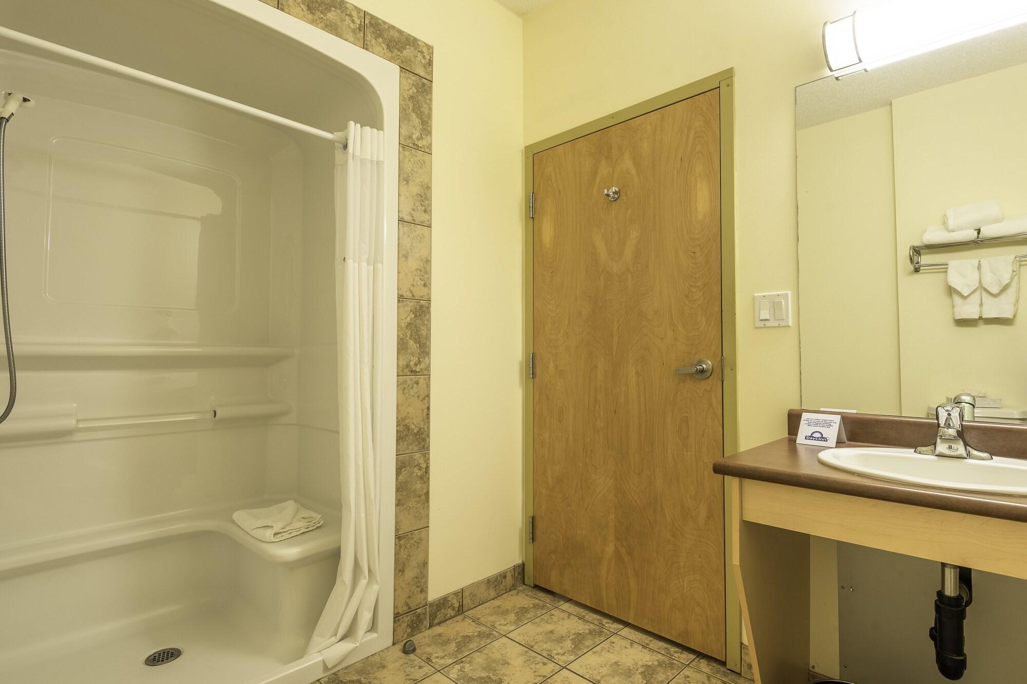 Days Inn By Wyndham Bonnyville Экстерьер фото