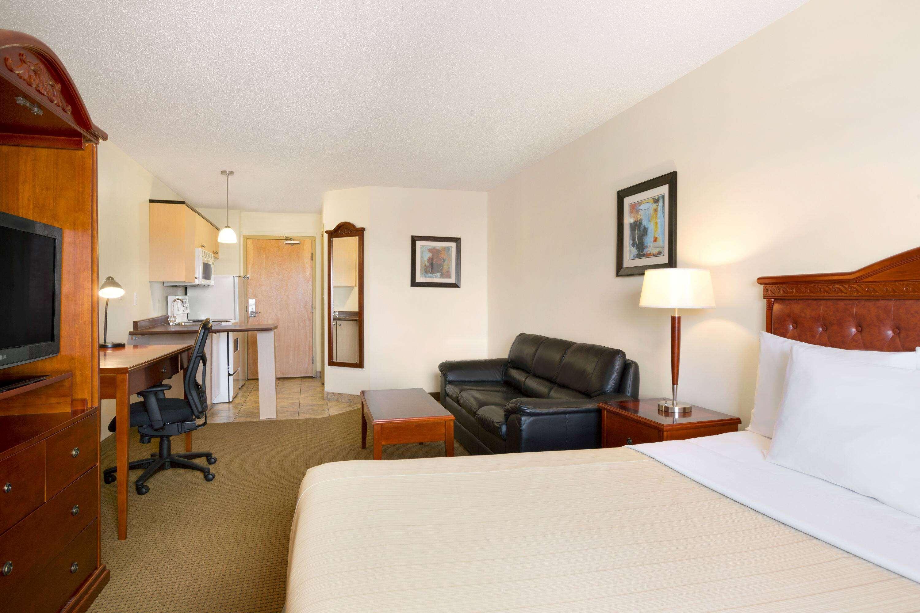 Days Inn By Wyndham Bonnyville Экстерьер фото