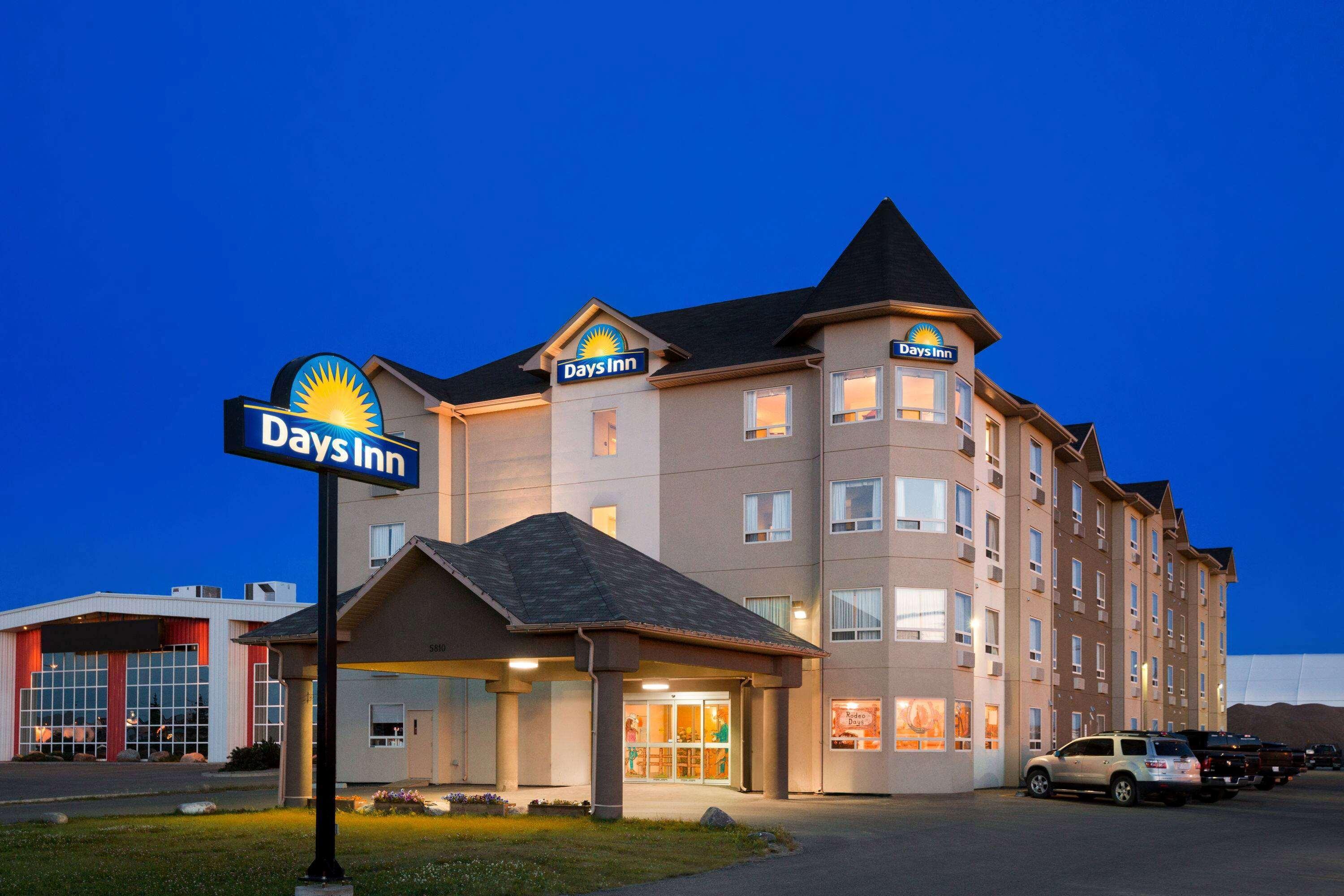 Days Inn By Wyndham Bonnyville Экстерьер фото