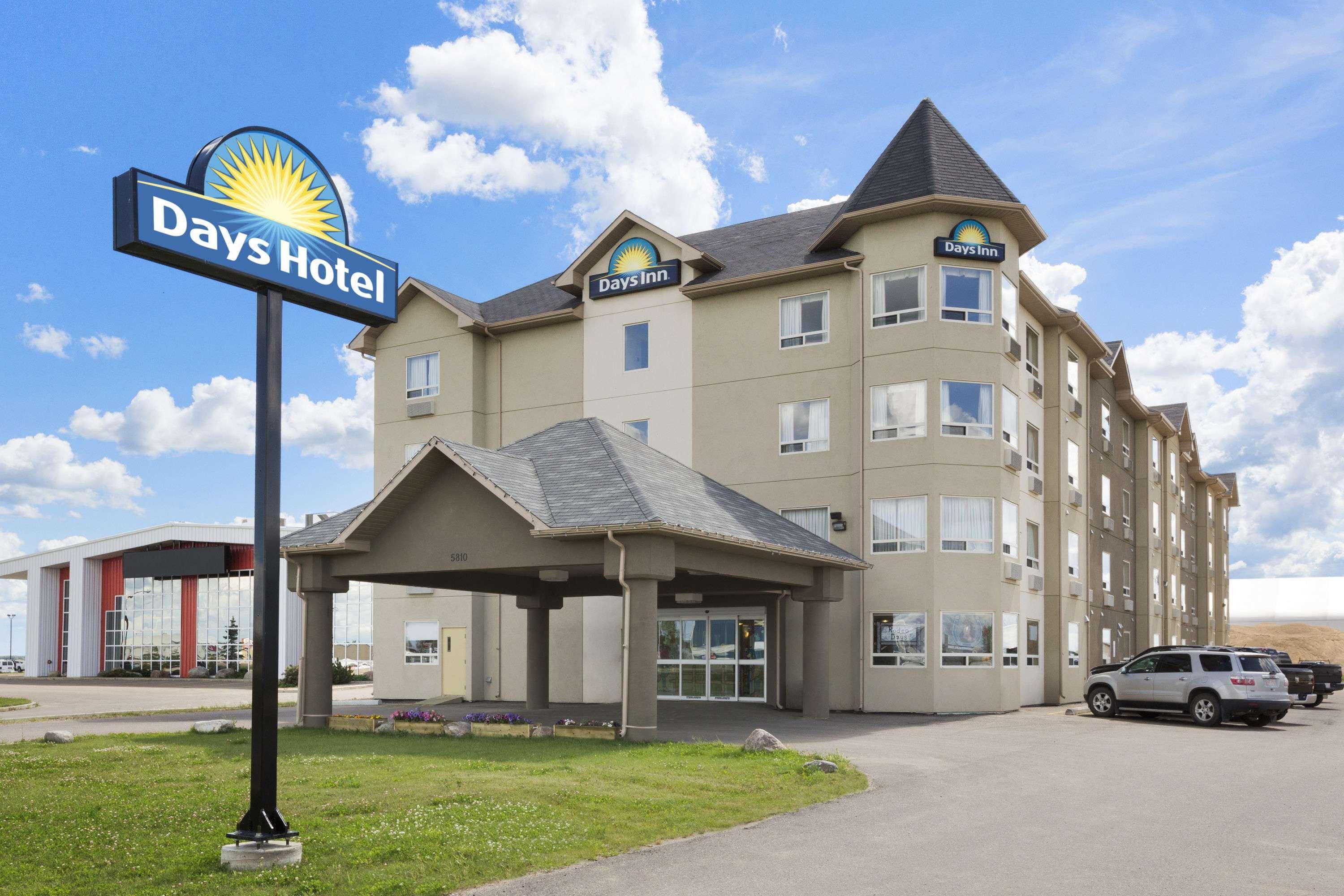 Days Inn By Wyndham Bonnyville Экстерьер фото